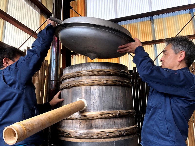 明治以前の伝統製法 兜釜蒸留 | 大和一酒造元